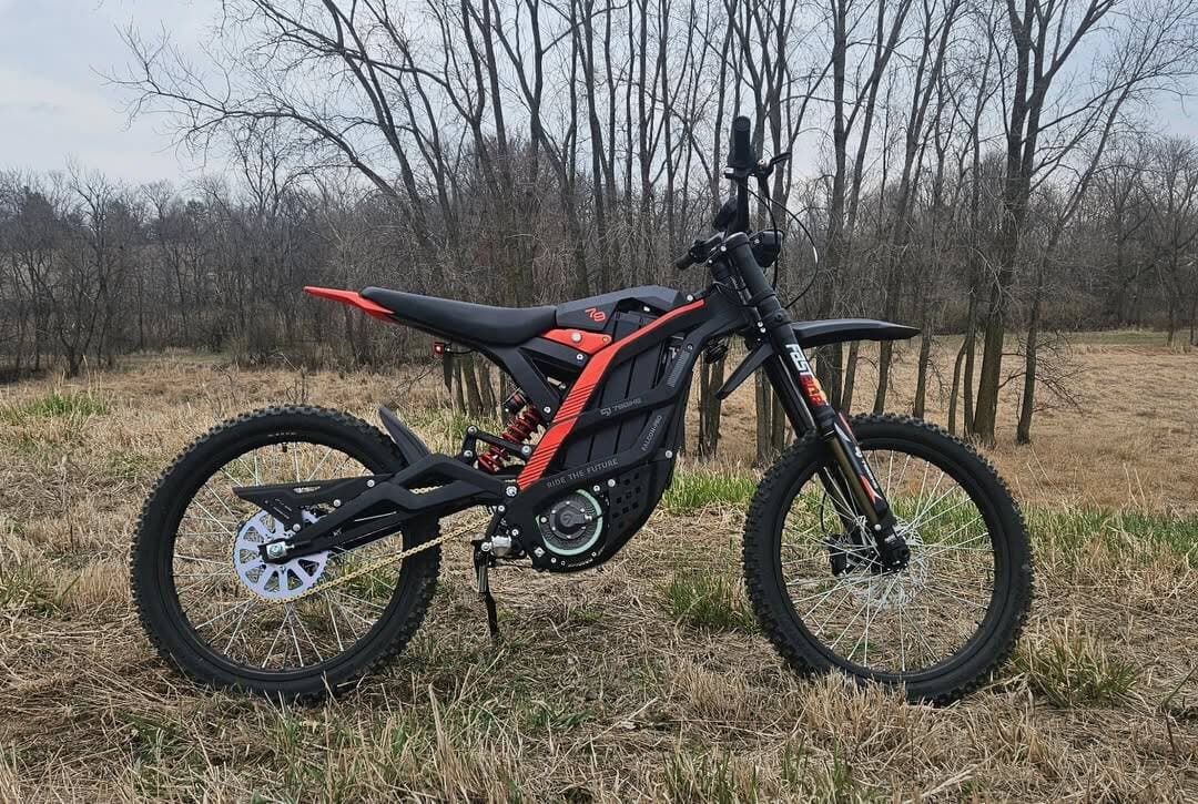 Красный 79bike Falcon Pro на грунтовом маршруте