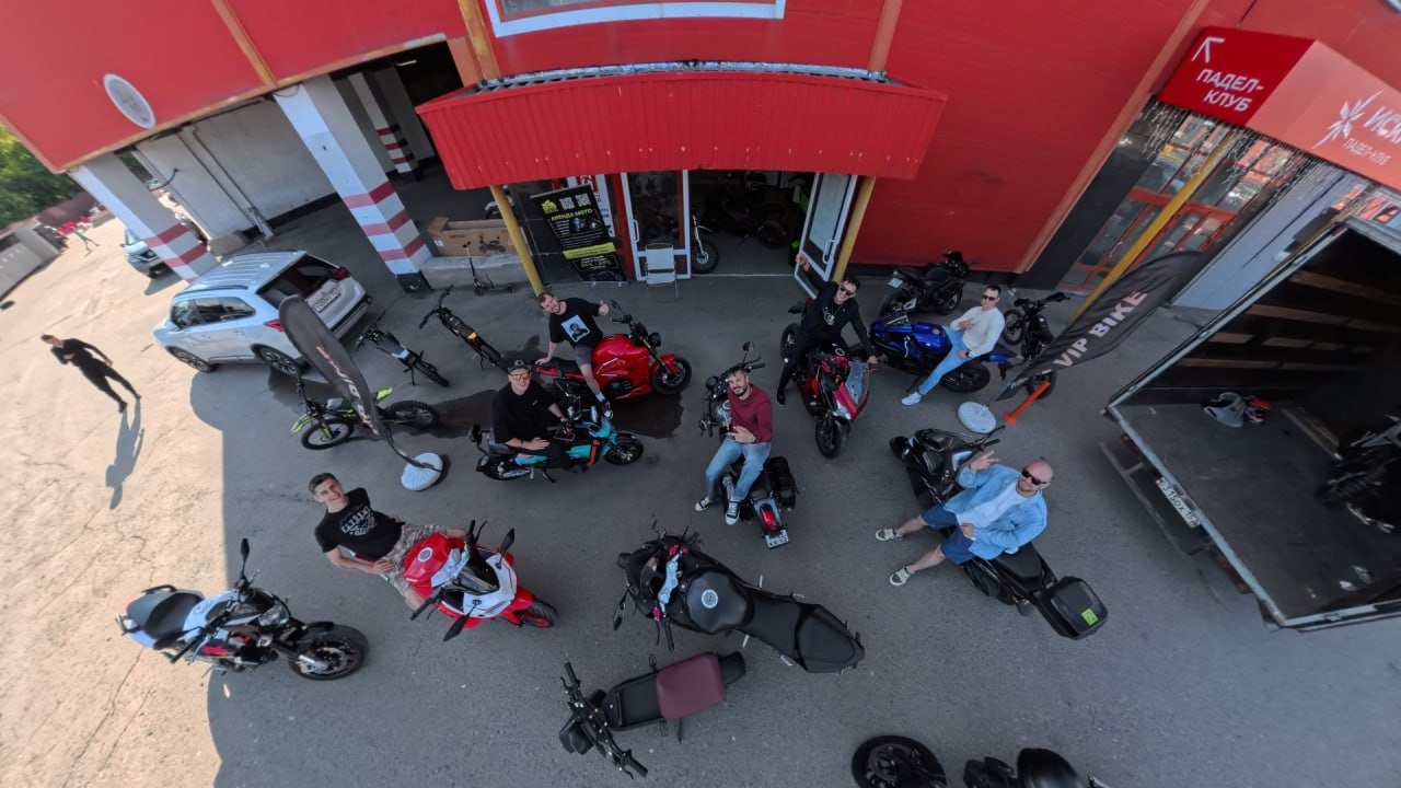 Вход в шоурум VIP BIKE ELECTRO на Комсомольской площади, 2 — байки и команда у входа