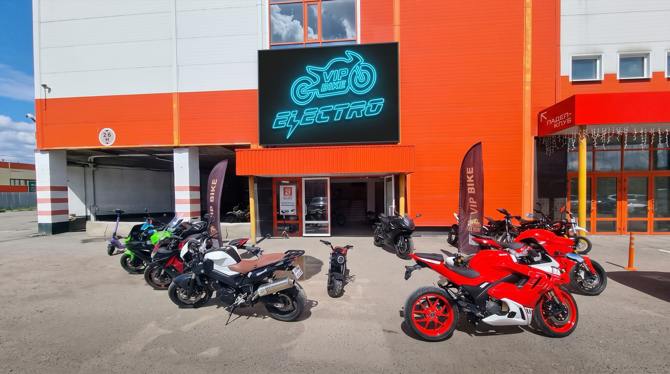 Шоурум VIP BIKE ELECTRO на Комсомольской площади, 2 — линейка электромотоциклов у входа